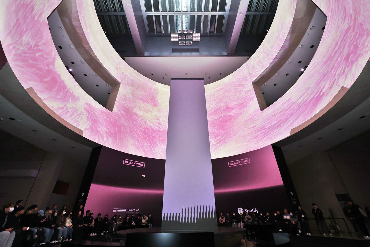 26일 오후 서울 용산구 국립중앙박물관에서 열린 블랙핑크 새 미니앨범 '데드라인'(DEADLINE) 사전 청음 행사에서 팬들이 신곡을 들어보고 있다.   [사진 연합뉴스]