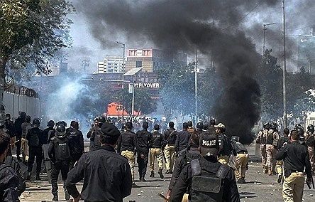 파키스탄 카라치서 시위대 막는 경찰관들. AP=연합뉴스