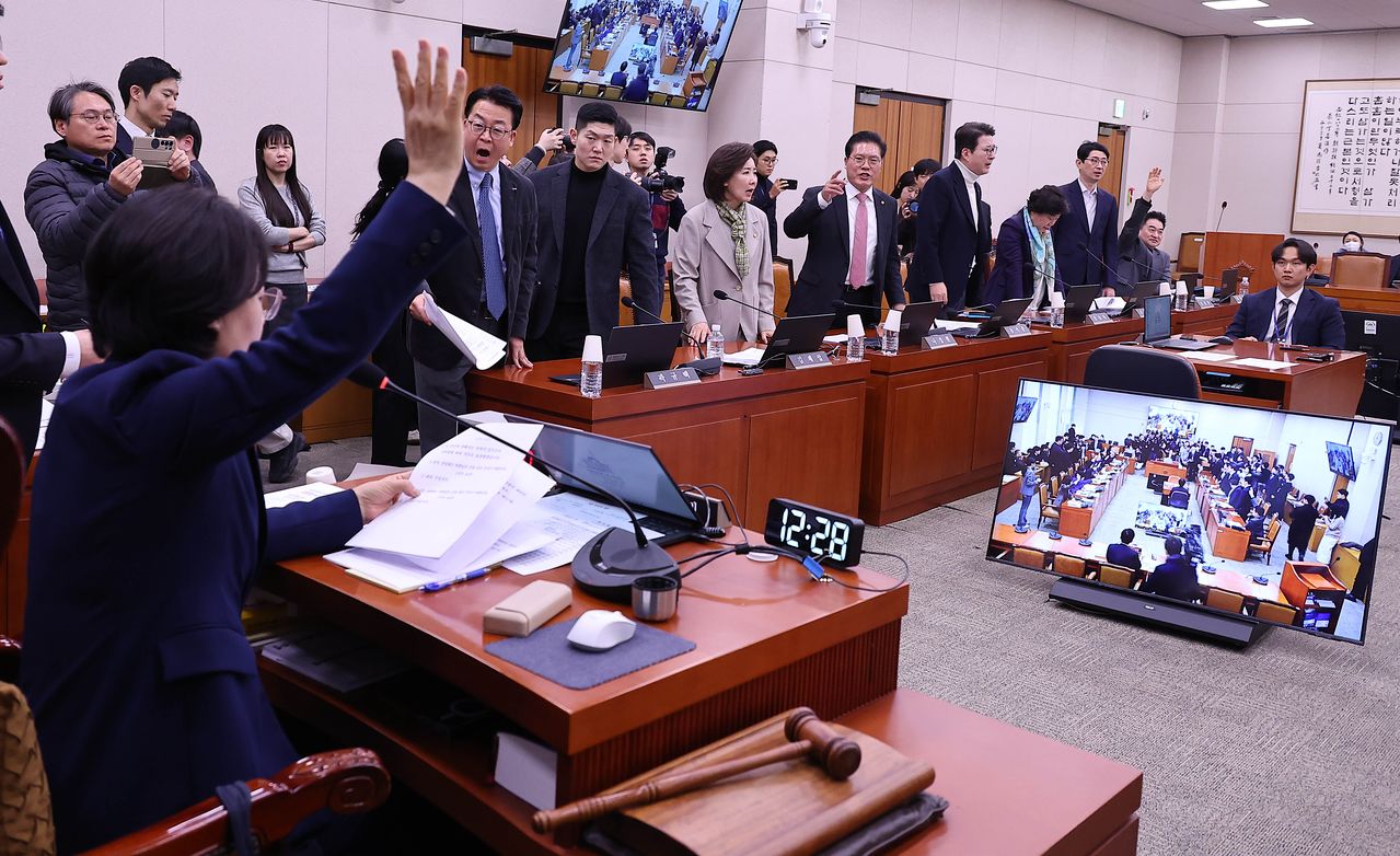 국민의힘 의원들이 지난달 24일 국회에서 열린 법제사법위원회 전체회의에서 추미애 위원장이 거수로 전남광주 행정통합법을 통과시키려 하자 거세게 항의하고 있다. 임현동 기자