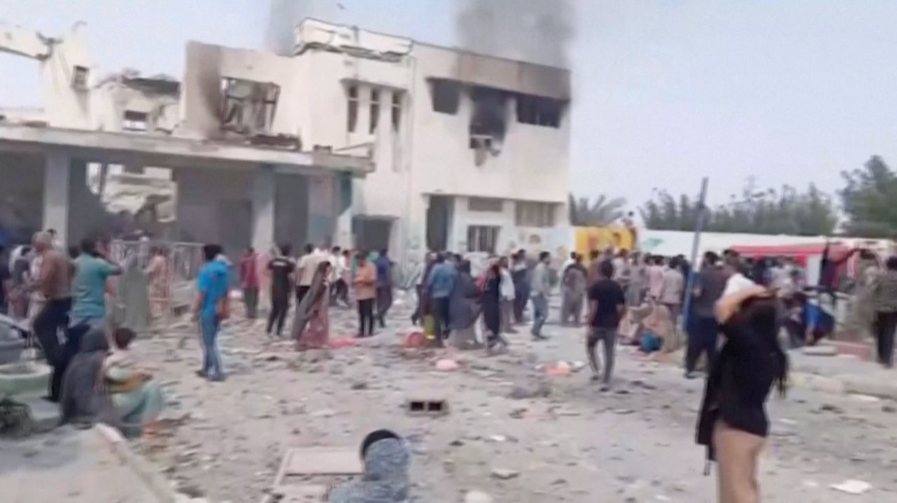 현지시간 28일 소셜미디어에 올라온 영상. 이란은 미군의 공습을 받은 이란 미나브의 여성초등학교에서 최소 85명의 사망자가 발생했다고 밝혔다. 로이터=연합뉴스