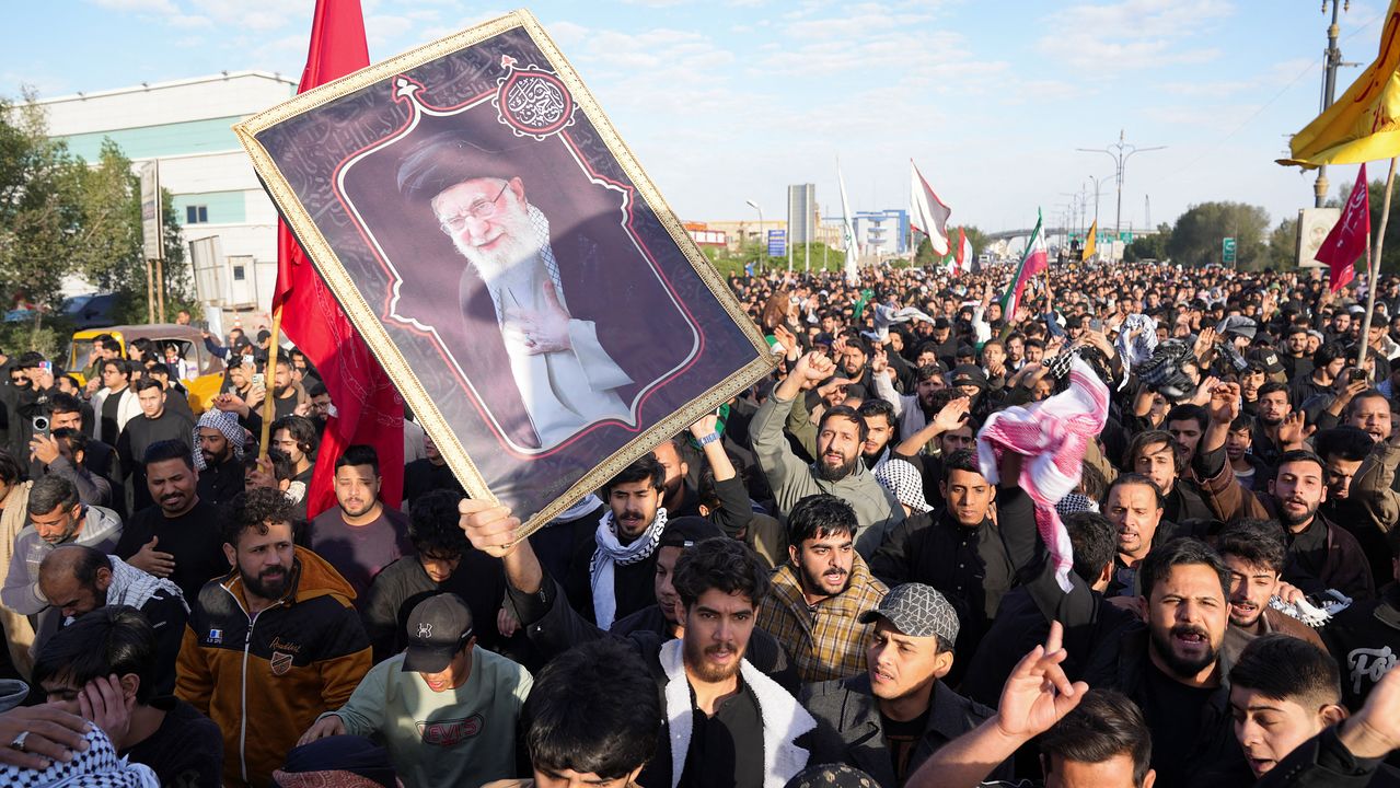 1일(현지시간) 이라크 남부 바스라에서 이란의 최고 지도자 아야톨라 알리 하메네이 사망 소식에 항의하는 시위대가 행진하고 있다. 로이터=연합뉴스 