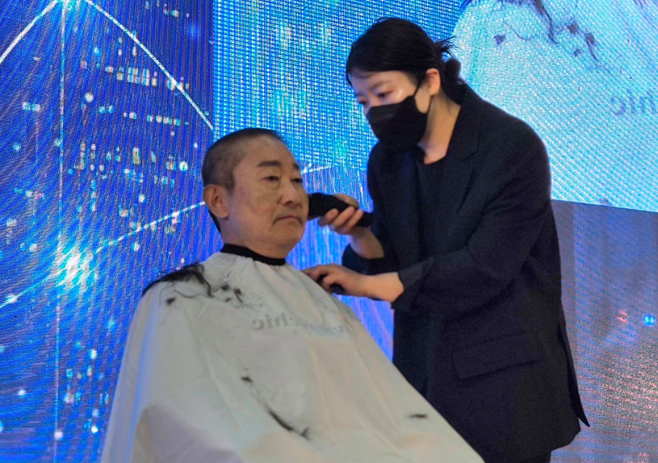 대전·충남 통합단체장 출마 의사를 밝힌 박범계 더불어민주당 의원이 28일 충남 천안시 공주대 천안캠퍼스에서 열린 자신의 출판기념회에서 대전·충남 행정 통합을 촉구하며 삭발하고 있다. 연합뉴스