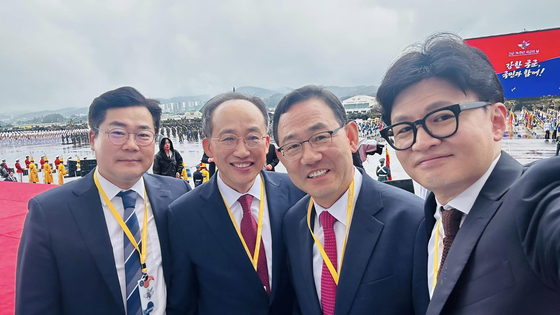 국민의힘 한동훈 대표(오른쪽)가 2024년 10월 경기도 성남시 서울공항에서 열린 제76주년 국군의 날 기념식에 참석해 주호영 국회부의장(오른쪽 두번째부터), 추경호 전 국민의힘 원내대표, 박찬대 전 더불어민주당 원내대표와 함께 셀카 촬영한 사진을 본인의 SNS에 게시했다. 연합뉴스
