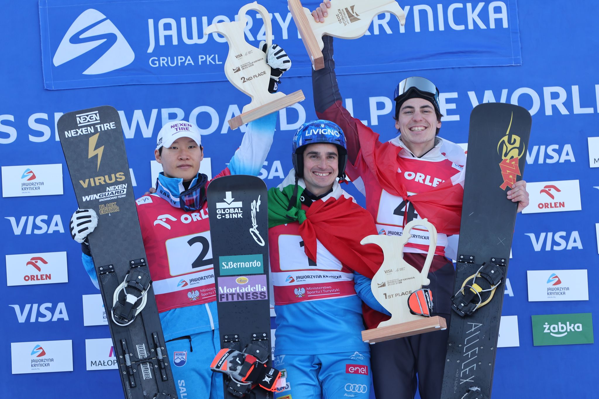 폴란드 월드컵 시상식에서 포디움에 오른 한국 알파인 스노보드 간판 이상호(왼쪽). EPA=연합뉴스