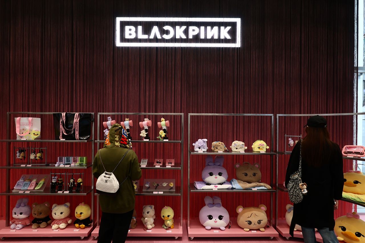 1일 서울 중구 명동 무신사 스토어에서 열린 블랙핑크 새 미니앨범 '데드라인'(DEADLINE) 발매 기념 팝업스토어에서 방문객들이 매장을 둘러보고 있다. [사진 연합뉴스]