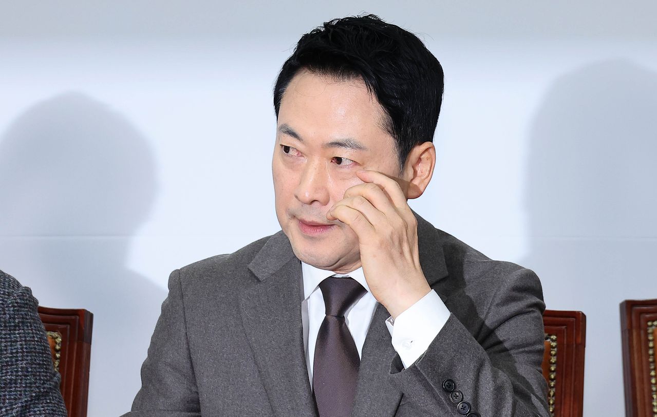 장동혁 국민의힘 대표(오른쪽)가 2일 오전 국회에서 열린 최고위원회의에서 얼굴을 만지고 있다. 임현동 기자/20260302