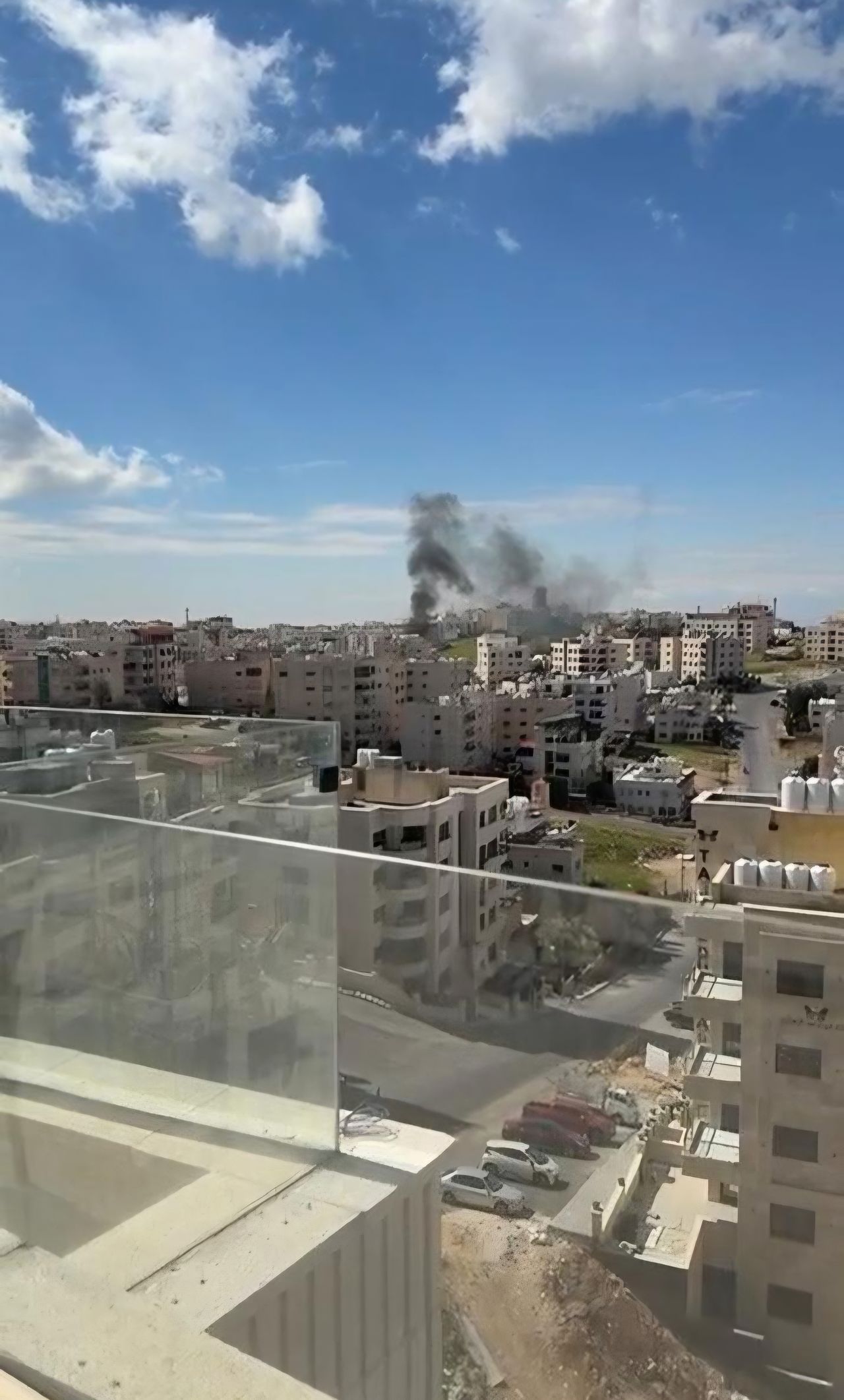 미사일이 격추된 후 요르단에 쇳 덩어리 등 파편이 떨어진 모습. 사진 요르단 한인회