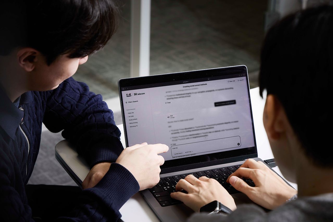 독파모 1단계를 통과한 초거대 AI 모델 ‘A.X K1(에이닷엑스 케이원)’을 사용하는 모습. 사진 SK텔레콤