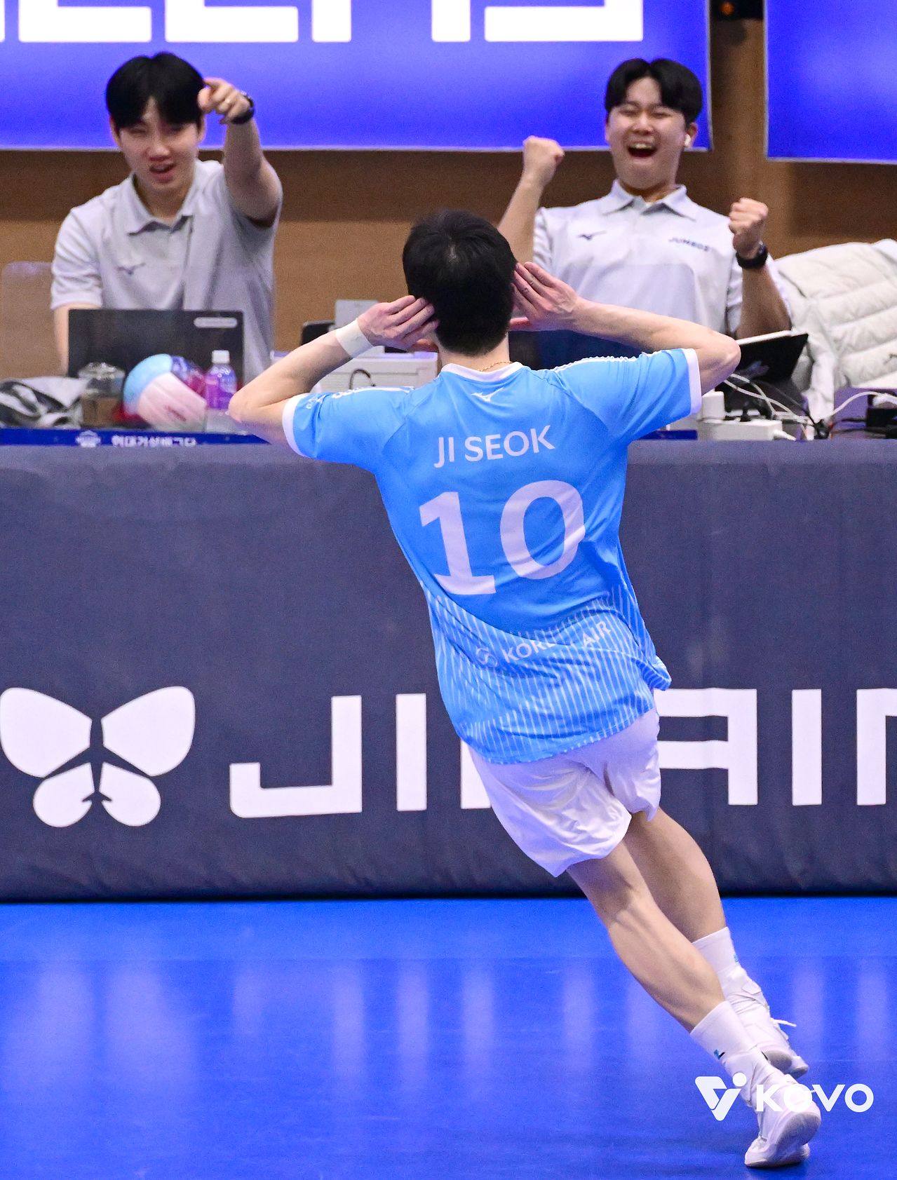 2일 수원체육관에서 열린 한국전력과의 경기에서 1세트를 끝내는 서브 에이스를 터트린 뒤 환호하는 대한항공 정지석. 사진 한국배구연맹