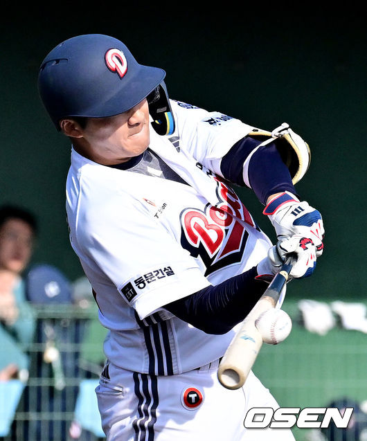 [OSEN=미야자키(일본), 지형준 기자] 두산 베어스가 1일 일본 미야자키 히사미네 야구장에서 자체 청백전를 가졌다.당초 이날 팀 훈련이 예정됐지만, 2월 26일 롯데 자이언츠전 3회 우천 노게임에 이어 27일 지바롯데 마린스전까지 우천 취소되면서 실전 감각을 끌어올리고자 청백전이 긴급 편성됐다. 경기는 백팀의 9-5승리로 마무리됐다.7회말 두산 김대한이 타격하고 있다. 2026.03.01 /jpnews@osen.co.kr