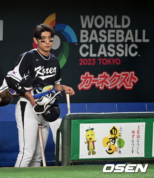 [OSEN=도쿄(일본), 손용호 기자]치욕적인 콜드게임 패배를 당할 뻔 했다. 완패다.한국은 10일 일본 도쿄돔에서 열린2023 월드베이스볼클래식(WBC) 1라운드 B조 일본과의 맞대결에서 4-13으로 패배했다. 지난9일호주전 충격의 7-8 패배를 당했던 한국은 일본에 굴욕적인 패배를 당하면서 사실상 8강 진출이 힘들어졌다. 자력 8강은 불가능하다.한국 이정후가 패배를 아쉬워하고 있다. 2023.03.10 /spjj@osen.co.kr