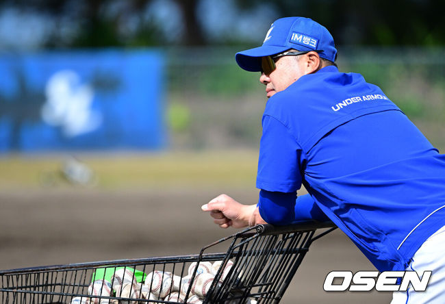 [OSEN=오키나와(일본), 최규한 기자] 프로야구 삼성 라이온즈가 19일 오후 일본 오키나와 온나손 아카마구장에서 스프링 캠프를 차리고 구슬땀을 흘렸다.삼성은 이번 2차 캠프에서 훈련 뿐 아니라 WBC 대표팀, 국내 팀들과 연습경기도 펼칠 계획이다. 삼성 박진만 감독이 선수들의 훈련을 주시하고 있다. 2026.02.19 / dreamer@osen.co.kr