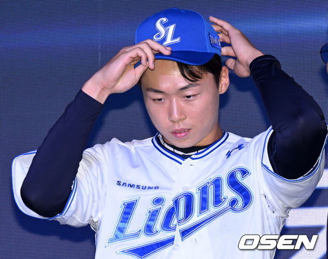[OSEN=이대선 기자] 17일 오후 7일 오후 서울 롯데호텔 월드에서 ‘2026 KBO 신인 드래프트’가 열렸다.이번 드래프트는 전면 드래프트 방식으로 총 11라운드에 걸쳐 진행된다. 대상자는 총 1천261명으로, 고등학교 졸업 예정자 930명, 대학교 졸업 예정자 216명, 얼리 드래프트 신청자 51명, 해외 아마추어·프로 출신 선수 19명이다. 이 중 최대 110명이 KBO 10개 구단의 부름을 받게 된다.삼성에 지명된 서울고 이호범이 기념촬영을 하고 있다. 2025.09.17 /sunday@osen.co.kr