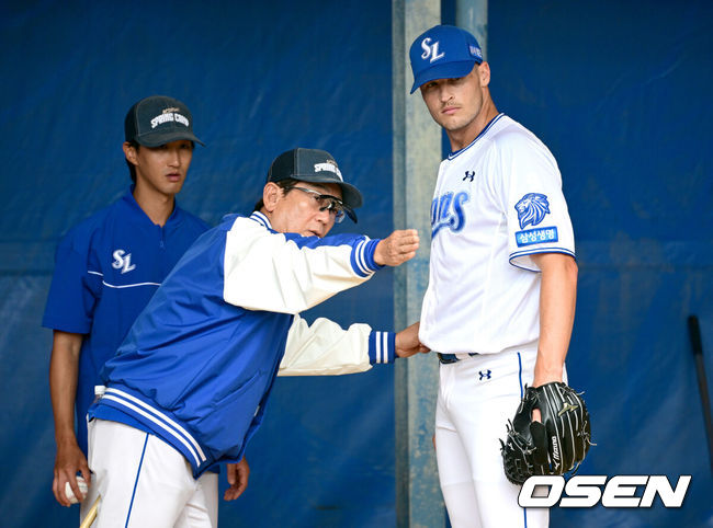 [OSEN=오키나와(일본), 최규한 기자] 프로야구 삼성 라이온즈가 20일  일본 오키나와 온나손 아카마구장에서 스프링 캠프를 차리고 구슬땀을 흘렸다. 삼성은 이번 2차 캠프에서 훈련 뿐 아니라 WBC 대표팀, 국내 팀들과 연습경기도 펼칠 계획이다. 삼성 새 외국인투수 맷 매닝의 불펜 피칭 때 최일언 코치가 조언을 전하고 있다. 2026.02.20 / dreamer@osen.co.kr