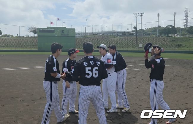 [OSEN=오키나와, 한용섭 기자]1일 일본 오키나와 구시가와 야구장에서 프로야구 KT 위즈와 LG 트윈스의 연습경기가 열렸다. KT 김현수가 경기 전 LG 선수들과 만나 이야기를 나누고 있다. /orange@osen.co.kr