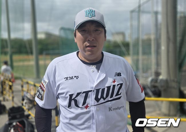 [OSEN=오키나와, 한용섭 기자]1일 일본 오키나와 구시가와 야구장에서 프로야구 KT 위즈와 LG 트윈스의 연습경기가 열렸다. KT 김현수가 경기 전 취재진과 인터뷰를 하고 있다. /orange@osen.co.kr