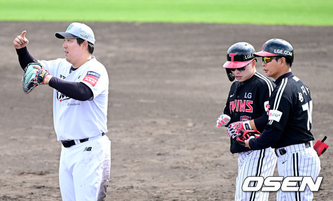 [OSEN=오키나와(일본), 최규한 기자] 1일 일본 오키나와 구시가와 야구장에서 프로야구 KT 위즈와 LG 트윈스의 연습경기가 열렸다.이날 경기에서 KT는 오원석, LG는 요니 치리노스를 선발로 내세웠다.5회초 KT 1루수 김현수가 LG 더그아웃을 향해 제스처를 보내고 있다. 1루 주자는 LG 문성주. 2026.03.01 / dreamer@osen.co.kr