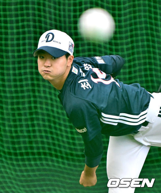 [OSEN=미야자키(일본), 지형준 기자] 27일 일본 미야자키 미야코노조 구장에서 두산 베어스가 훈련을 가졌다. 이날 예정된 일본프로야구 지바 롯데와의 구춘대회 경기는 우천으로 취소됐다.두산 최주형이 불펜 피칭을 하고 있다. 2026.02.27 /jpnews@osen.co.kr