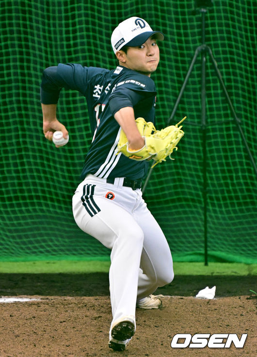 [OSEN=미야자키(일본), 지형준 기자] 27일 일본 미야자키 미야코노조 구장에서 두산 베어스가 훈련을 가졌다. 이날 예정된 일본프로야구 지바 롯데와의 구춘대회 경기는 우천으로 취소됐다.두산 최주형이 불펜 피칭을 하고 있다. 2026.02.27 /jpnews@osen.co.kr