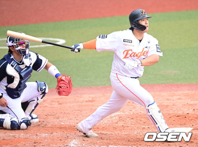 [OSEN=오키나와(일본), 최규한 기자] 2026 WBC(월드베이스볼클래식)를 준비하는 대한민국 야구 대표팀이 23일 일본 오키나와 가데나 야구장에서 프로야구 한화 이글스와 연습경기를 펼쳤다. 야구 대표팀은 오키나와에서 국내 팀들과 6차례 연습경기를 치르며 전력을 끌어올릴 예정이다.4회말 무사 1루 상황 한화 강백호가 안타를 날리고 있다. 2026.02.23 / dreamer@osen.co.kr