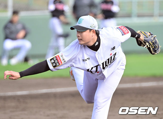 [OSEN=오키나와(일본), 최규한 기자] 1일 일본 오키나와 구시가와 야구장에서 프로야구 KT 위즈와 LG 트윈스의 연습경기가 열렸다.이날 경기에서 KT는 오원석, LG는 요니 치리노스를 선발로 내세웠다.8회초 KT 투수 한승혁이 힘차게 공을 뿌리고 있다. 2026.03.01 / dreamer@osen.co.kr