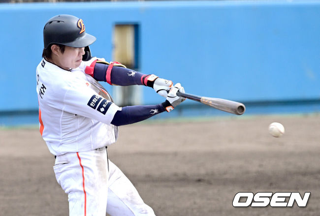 [OSEN=오키나와(일본), 최규한 기자] 2026 WBC(월드베이스볼클래식)를 준비하는 대한민국 야구 대표팀이 21일 오후 일본 오키나와 고친다 구장에서 프로야구 한화 이글스와 연습경기를 펼쳤다. 야구 대표팀은 오키나와에서 국내 팀들과 6차례 연습경기를 치르며 전력을 끌어올릴 예정이다.3회말 2사 주자없는 상황 한화 심우준이 안타를 날리고 있다. 2026.02.21 / dreamer@osen.co.kr