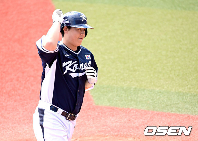 [OSEN=오키나와(일본), 최규한 기자] 2026 WBC(월드베이스볼클래식)를 준비하는 대한민국 야구 대표팀이 23일 일본 오키나와 가데나 야구장에서 프로야구 한화 이글스와 연습경기를 펼쳤다. 야구 대표팀은 오키나와에서 국내 팀들과 6차례 연습경기를 치르며 전력을 끌어올릴 예정이다.2회초 무사 1루 상황 대표팀 노시환이 선제 좌월 투런포를 날리고 그라운드를 돌며 기뻐하고 있다. 2026.02.23 / dreamer@osen.co.kr