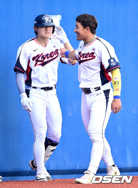 [OSEN=오키나와(일본), 최규한 기자] 2026 WBC(월드베이스볼클래식)를 준비하는 대한민국 야구 대표팀이 26일 일본 오키나와 가데나 야구장에서 프로야구 삼성 라이온즈와 연습경기를 펼쳤다. 야구 대표팀은 오키나와에서 국내 팀들과 6차례 연습경기를 치르며 전력을 끌어올릴 예정이다.5회말 1사 주자없는 상황 대표팀 김도영이 달아나는 솔로포를 날리고 홈을 밟은 뒤 만루홈런을 뽑아낸 안현민과 기뻐하고 있다. 2026.02.26 / dreamer@osen.co.kr