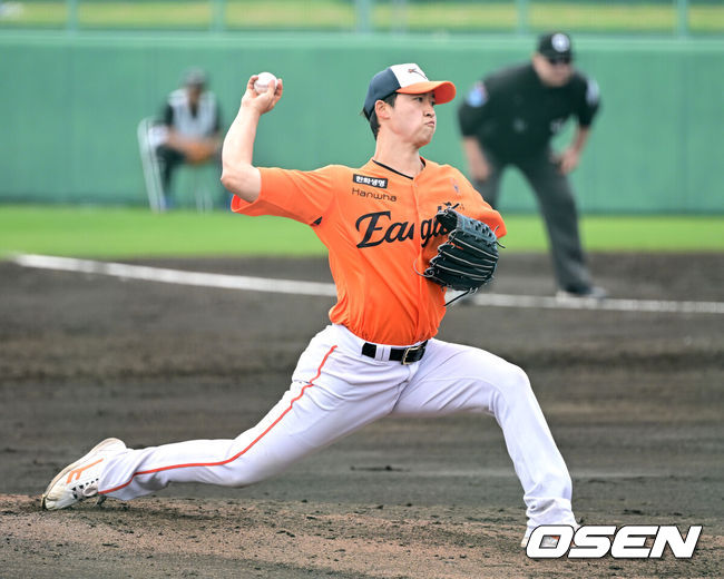 [OSEN=오키나와(일본), 최규한 기자] 프로야구 한화 이글스가 22일 일본 오키나와 이토만 니시자키 야구장에서 일본 프로야구 지바롯데와 연습경기를 가진다.한화는 이번 2차 오키나와 캠프에서 총 9차례 연습경기를통해 전력을 가다듬을 예정이다.3회말 마운드에 오른 한화 엄상백이 힘차게 공을 뿌리고 있다. 2026.02.22 / dreamer@osen.co.kr