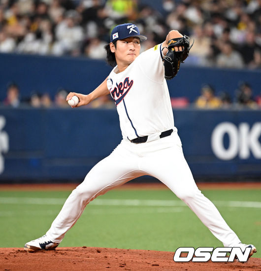 [OSEN=오사카(일본), 손용호 기자] 2일 일본 오사카 교세라돔에서 월드베이스볼클래식(WBC) 공식 연습 경기 한국 야구 대표팀과 한신 타이거스의 경기가 열렸다.우리 대표팀은 3일 같은 장소에서 오릭스 버펄로스와 연습 경기 2차전을 치른 뒤 5일 일본 도쿄돔에서 체코와 WBC 조별리그 1차전에서 격돌한다.1회말 무사에서 한국 선발투수 곽빈이 역투하고 있다. 2026.03.02 /spjj@osen.co.kr