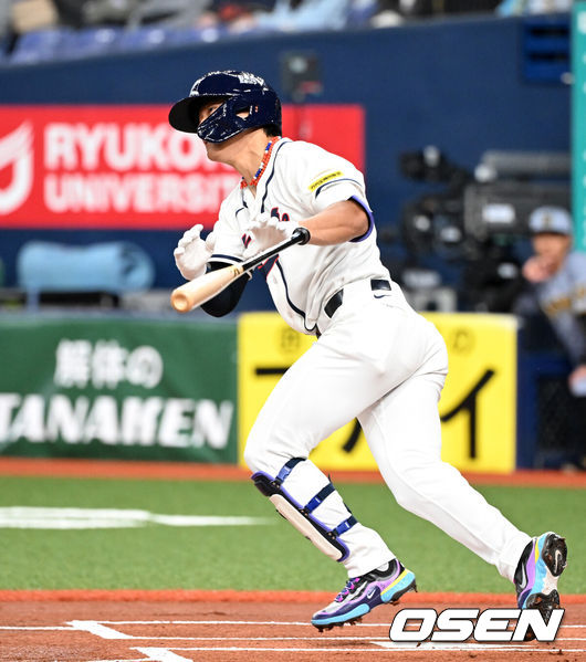 [OSEN=오사카(일본), 손용호 기자] 2일 일본 오사카 교세라돔에서 월드베이스볼클래식(WBC) 공식 연습 경기 한국 야구 대표팀과 한신 타이거스의 경기가 열렸다.우리 대표팀은 3일 같은 장소에서 오릭스 버펄로스와 연습 경기 2차전을 치른 뒤 5일 일본 도쿄돔에서 체코와 WBC 조별리그 1차전에서 격돌한다.1회초 무사에서 한국 김도영이 내야안타를 치고 있다. 2026.03.02 /spjj@osen.co.kr