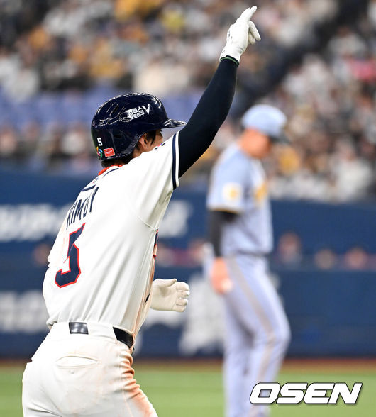 [OSEN=오사카(일본), 손용호 기자] 2일 일본 오사카 교세라돔에서 월드베이스볼클래식(WBC) 공식 연습 경기 한국 야구 대표팀과 한신 타이거스의 경기가 열렸다.우리 대표팀은 3일 같은 장소에서 오릭스 버팔로스와 연습 경기 2차전을 치른 뒤 5일 일본 도쿄돔에서 체코와 WBC 조별리그 1차전에서 격돌한다.4회말 무사에사 한국 김도영이 솔로 홈런을 치고 환호하고 있다. 2026.03.02 /spjj@osen.co.kr