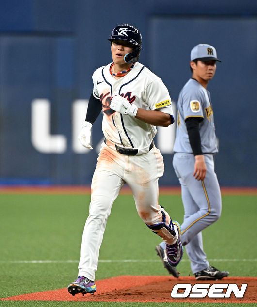 [OSEN=오사카(일본), 손용호 기자] 2일 일본 오사카 교세라돔에서 월드베이스볼클래식(WBC) 공식 연습 경기 한국 야구 대표팀과 한신 타이거스의 경기가 열렸다.우리 대표팀은 3일 같은 장소에서 오릭스 버팔로스와 연습 경기 2차전을 치른 뒤 5일 일본 도쿄돔에서 체코와 WBC 조별리그 1차전에서 격돌한다.4회말 무사에사 한국 김도영이 솔로 홈런을 치고 그라운드를 달리고 있다. 2026.03.02 /spjj@osen.co.kr