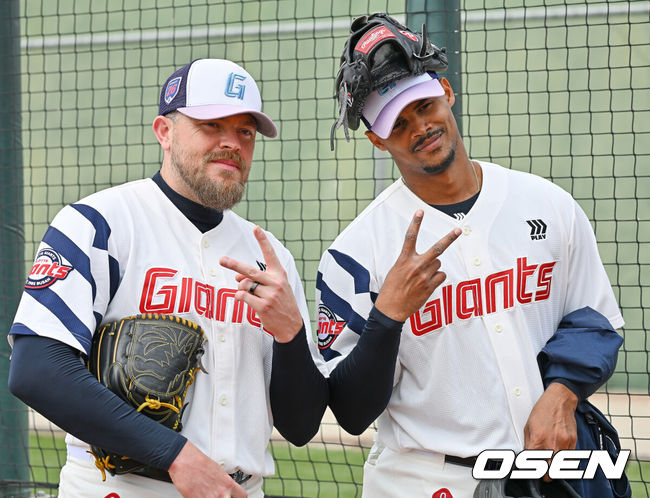 [OSEN=타이난(대만) , 이석우 기자] 프로야구 롯데 자이언츠가 1일(한국시간) 대만 타이난 아시아-태평양 국제야구센터에 스프링캠프를 차리고 구슬땀을 흘렸다.김태형 감독 등코치진과 투수20명,포수5명,내야수9명,외야수7명 등 총41명의 선수단이 1월 20일까지 1차 캠프에서 체력 강화와 기술 훈련을 치른 뒤 21일부터 3월 5일까지 일본 미야자키로 옮겨 2차 캠프에서 구춘리그에 참가해 실전 감각을 점검한다.롯데 새 외국인 투수 비슬리와 로드리게스가 포즈를 취하고 있다. 2026.02.01 / foto0307@osen.co.kr