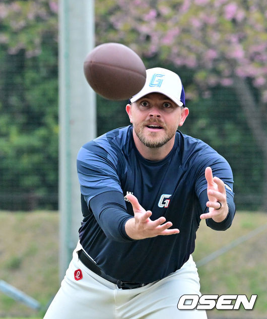 [OSEN=미야자키(일본), 지형준 기자] 26일 일본 미야자키 산마린 스타디움에서 두산 베어스와 롯데 자이언츠의 구춘대회 경기가 열렸다.두 팀의 맞대결은 롯데가 6-2로 앞선 3회말 악천후로 인해 노게임 선언됐다.경기에 앞서 롯데 비슬리가 럭비를 하고 있다. 2026.02.26 /jpnews@osen.co.kr