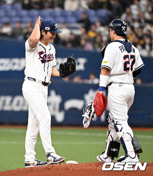 [OSEN=오사카(일본), 손용호 기자] 2일 일본 오사카 교세라돔에서 월드베이스볼클래식(WBC) 공식 연습 경기 한국 야구 대표팀과 한신 타이거스의 경기가 열렸다.우리 대표팀은 3일 같은 장소에서 오릭스 버펄로스와 연습 경기 2차전을 치른 뒤 5일 일본 도쿄돔에서 체코와 WBC 조별리그 1차전에서 격돌한다.2회말 1사 1,3루에서 마운드를 방문한 한국 박동원이 곽빈과 이야기를 나누고 있다. 2026.03.02 /spjj@osen.co.kr