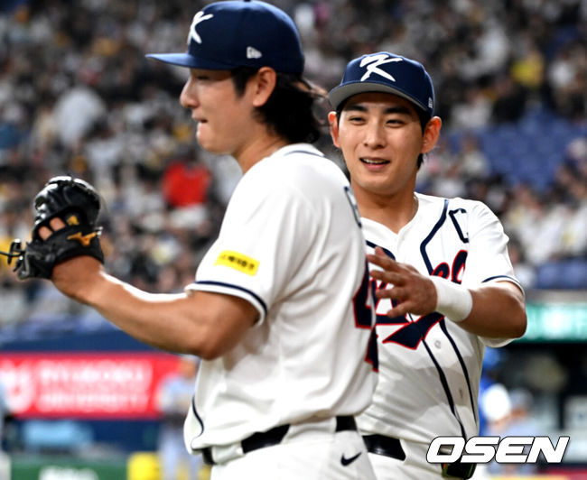[OSEN=오사카(일본), 손용호 기자] 2일 일본 오사카 교세라돔에서 월드베이스볼클래식(WBC) 공식 연습 경기 한국 야구 대표팀과 한신 타이거스의 경기가 열렸다.우리 대표팀은 3일 같은 장소에서 오릭스 버펄로스와 연습 경기 2차전을 치른 뒤 5일 일본 도쿄돔에서 체코와 WBC 조별리그 1차전에서 격돌한다.3회초 공수교대 때 한국 이정후가 더그아웃으로 가며 곽빈을 격려하고 있다. 2026.03.02 /spjj@osen.co.kr