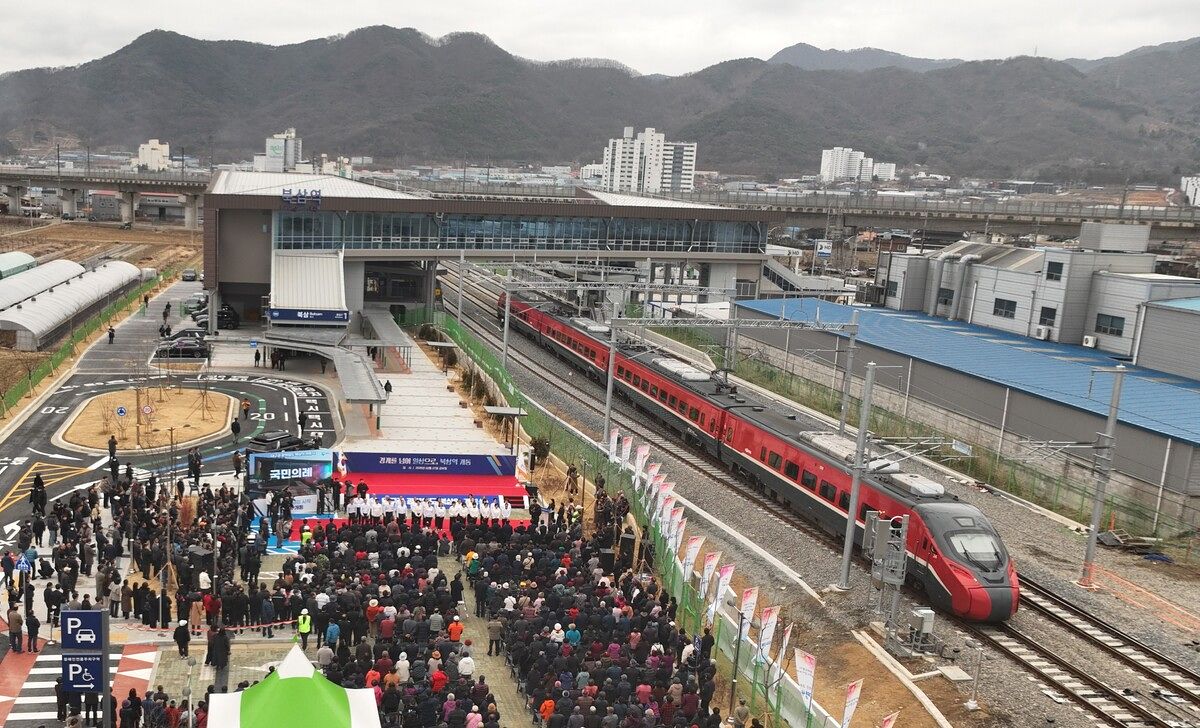 지난달 27일 경북 칠곡군 북삼역에서 개통식이 진행되고 있다. 사진 칠곡군