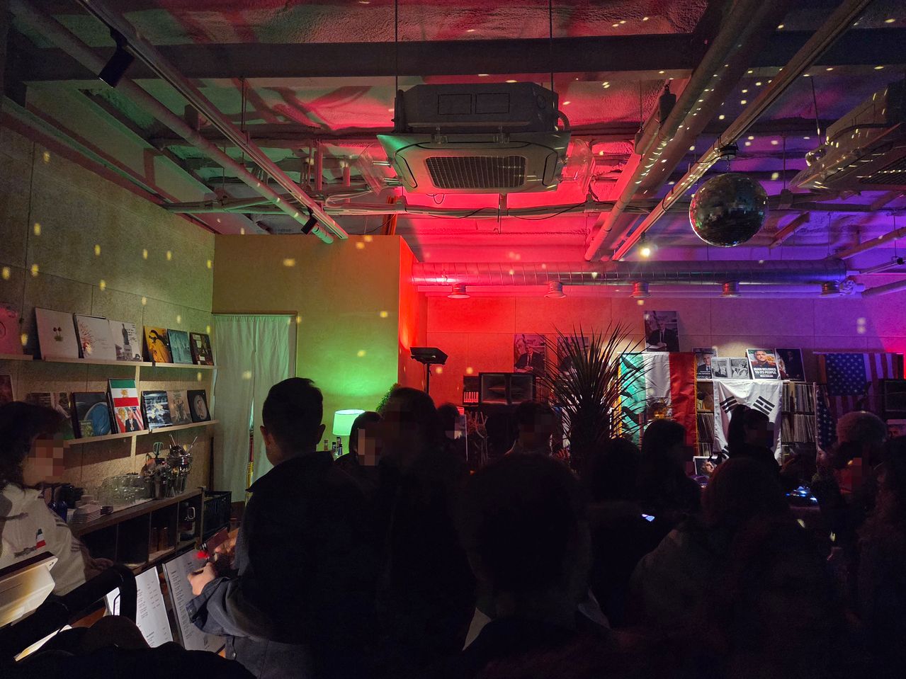 지난1일 서울 성동구 모처에서 한국 체류 이란인이 하메네이 이란 최고 지도자 사망을 축하하기 위해 행사를 연 모습. 오삼권 기자