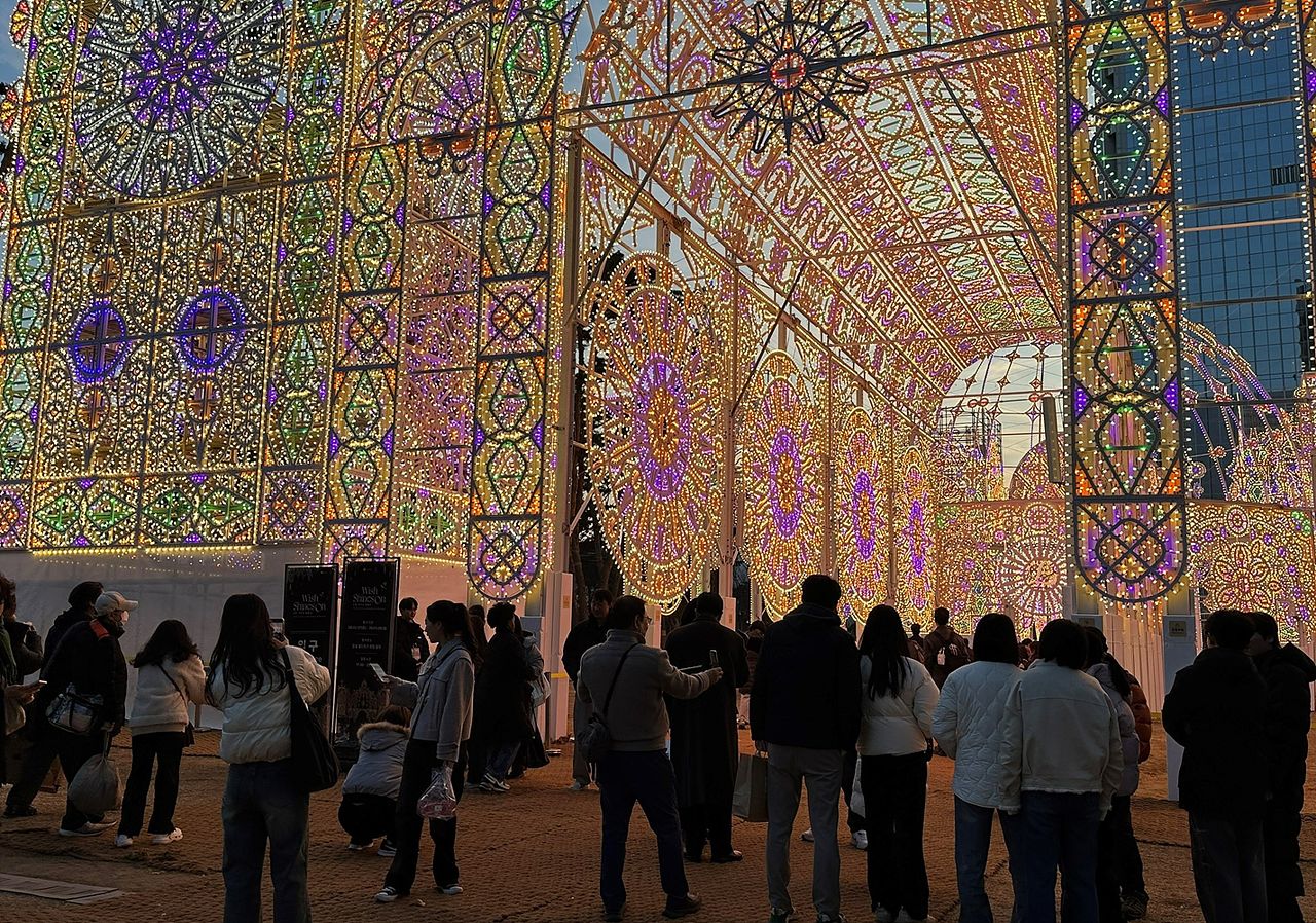 '2026 롯데 루미나리에'를 즐기고 있는 방문객들. 사진 롯데물산 