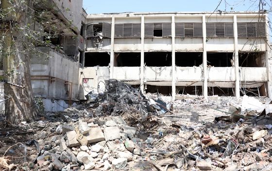 지난해 6월 이스라엘의 미사일 공습으로 이란 테헤란의 한 교도소 건물이 파괴된 모습. EPA=연합뉴스