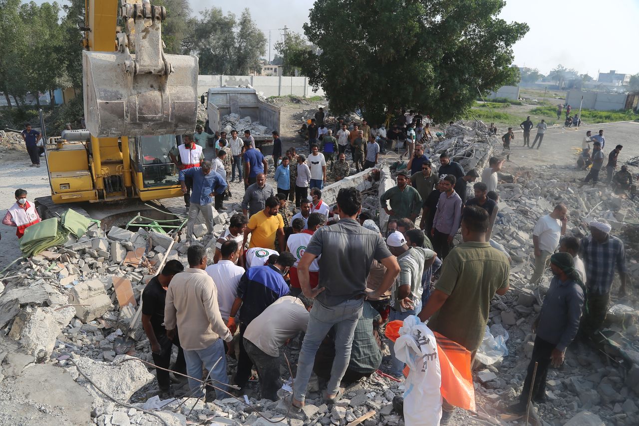 이란에 대한 미국과 이스라엘의 공습이 시작된 지난달 28일(현지시간) 이란 남부 호르모즈간 주의 미나브에서 공격을 받은 여학생 초등학교 잔해 속에서 구조대원과 지역 주민들이 부상자를 구출하고 있다. 어린 학생 170명이 공부하고 있던 이 학교는 미군의 폭격을 받았고, 현재까지 165명이 사망하고 96명이 부상을 입은 것으로 확인됐다. 미국과 이스라엘은 해당 학교에 폭격을 가한 이유에 대해 명확한 입장을 밝히지 않고 있다. 연합뉴스