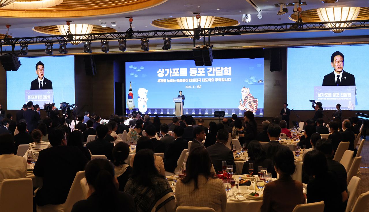 이재명 대통령이 1일 싱가포르 한 호텔에서 열린 동포 만찬간담회에서 인사말을 하고 있다. 연합뉴스