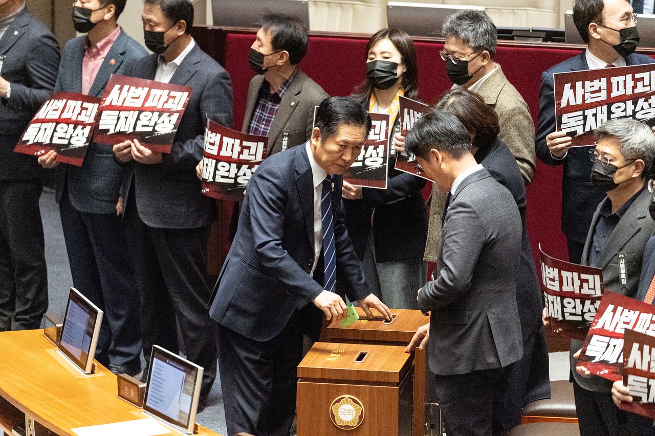 정청래 더불어민주당 대표가 지난달 28일 서울 여의도 국회에서 열린 제432회 국회(임시회) 제8차 본회의에서 대법관 증원을 골자로 하는 법원조직법 일부개정법률안(대안)에 대한 무제한토론 종결 투표를 하고 있다. 뉴스1