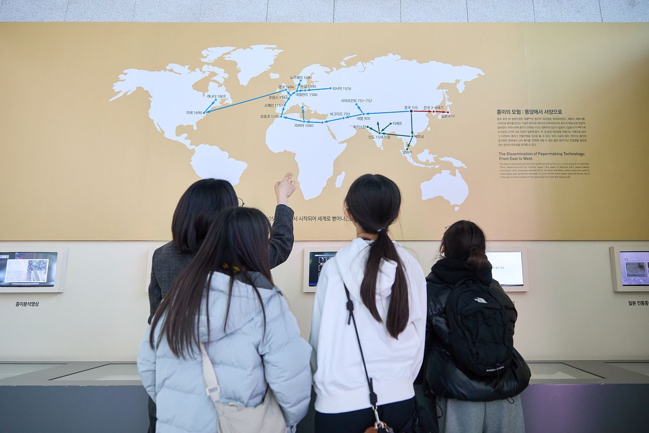 지금도 주변에 흔한 기록 매체인 종이의 발전에 관해 설명하는 박소연(맨 왼쪽) 학예연구사.