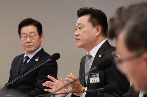 지난해 12월 8일 용산 대통령실 청사에서 열린 지방시대위원회 보고회에서 신용한 부위원장이 발언하고 있다. 이재명 대통령은 신 부위원장의 발언을 듣고 있다. 연합뉴스