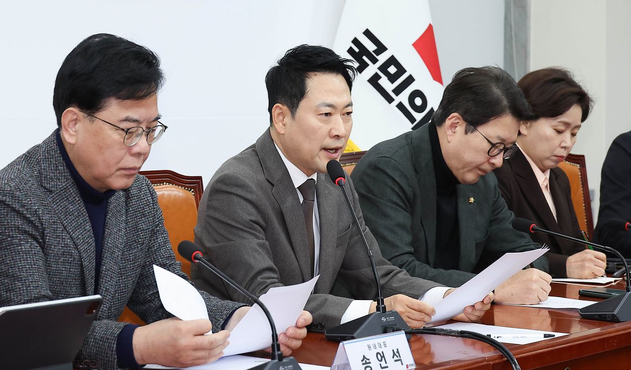 장동혁 국민의힘 대표(왼쪽 둘째)가 2일 오전 국회에서 열린 최고위원회의에서 발언을 하고 있다. 임현동 기자