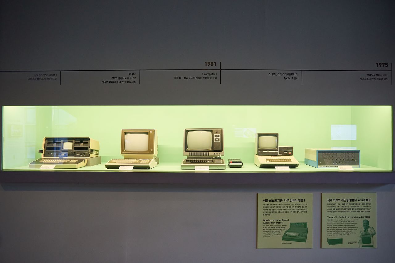 디지털 정보 처리의 방식으로 작은 크기 매체에 많은 양의 정보를 효율적으로 저장하는 컴퓨터의 발전은 기록의 양과 속도를 획기적으로 변화시켰다. 사진은 초기 컴퓨터 모습.