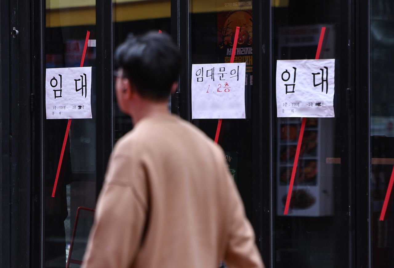 술집이었던 한 가게에 붙은 임대문구. 지난해 12월 폐업률 1위 업종은 간이주점이었다. [뉴스1]