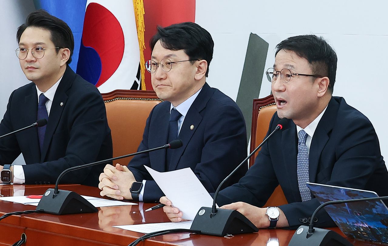 한병도 더불어민주당 원내대표(오른쪽)가 2일 국회에서 열린 현안 관련 기자간담회에서 발언하고 있다. 임현동 기자